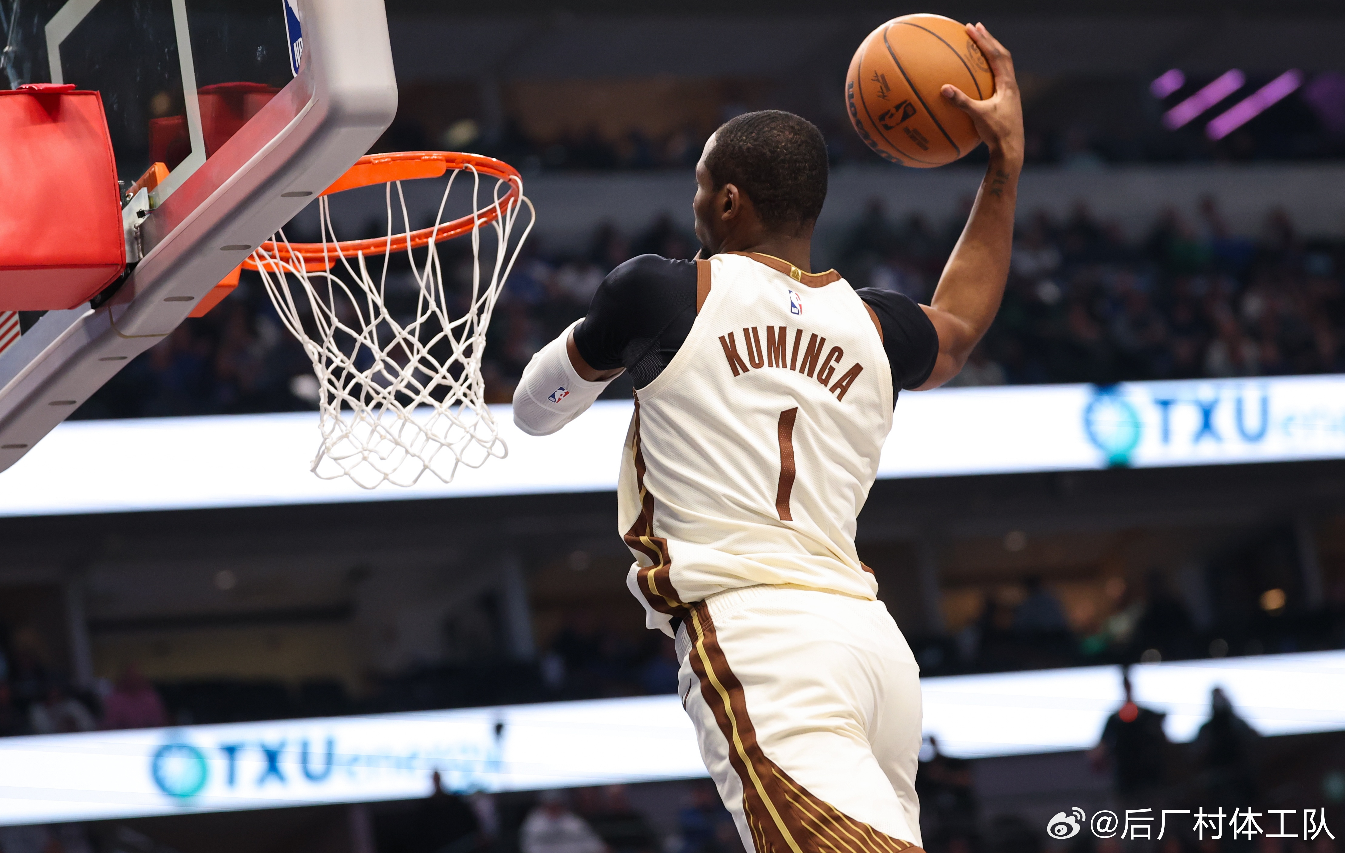 科尔认为库明加是无效训练 据勇士记者Slater报道，科尔和邓利维经常点出库明加