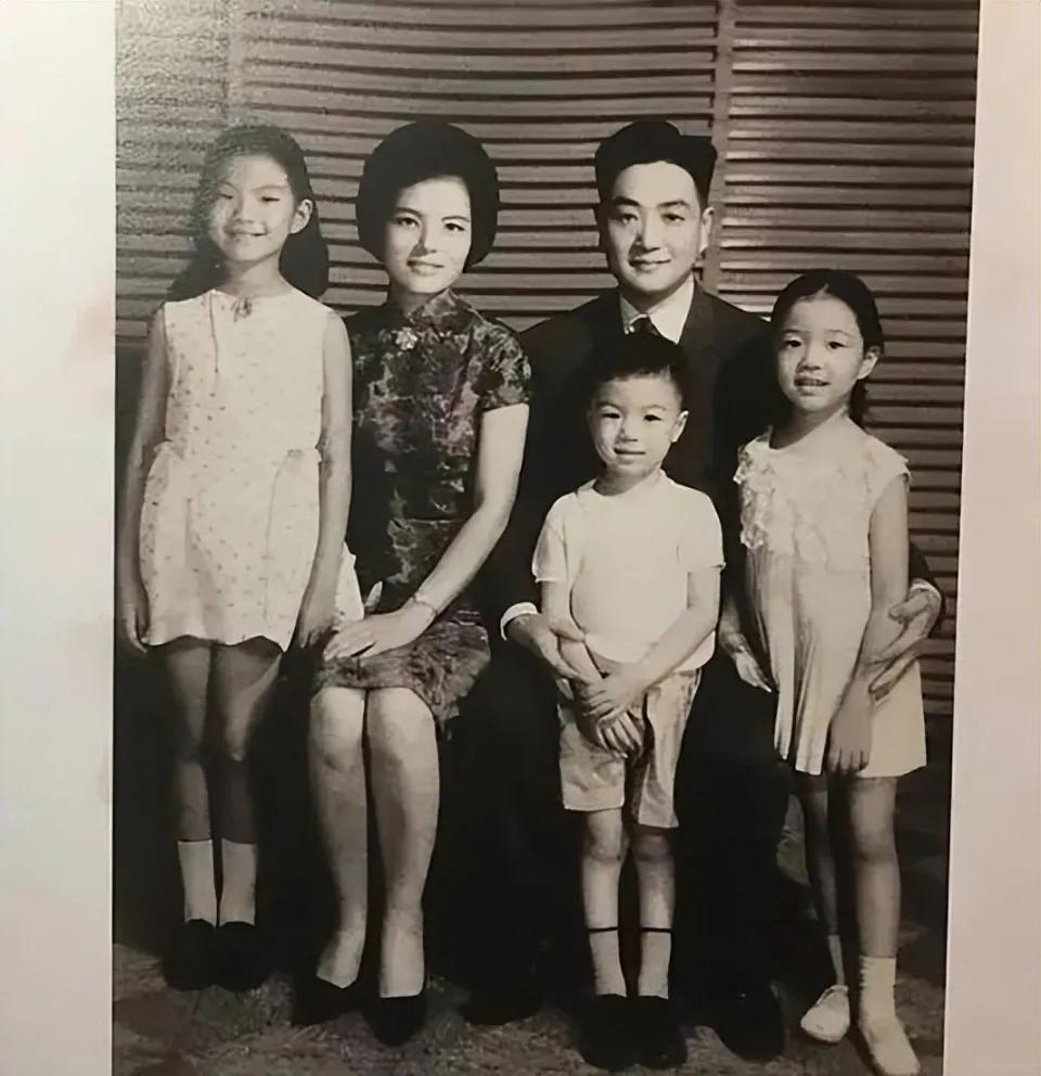 有网友讨论琼瑶平鑫涛林婉珍三人谁更吃亏。那当然是林婉珍吃亏了。

琼瑶奶奶抢了别