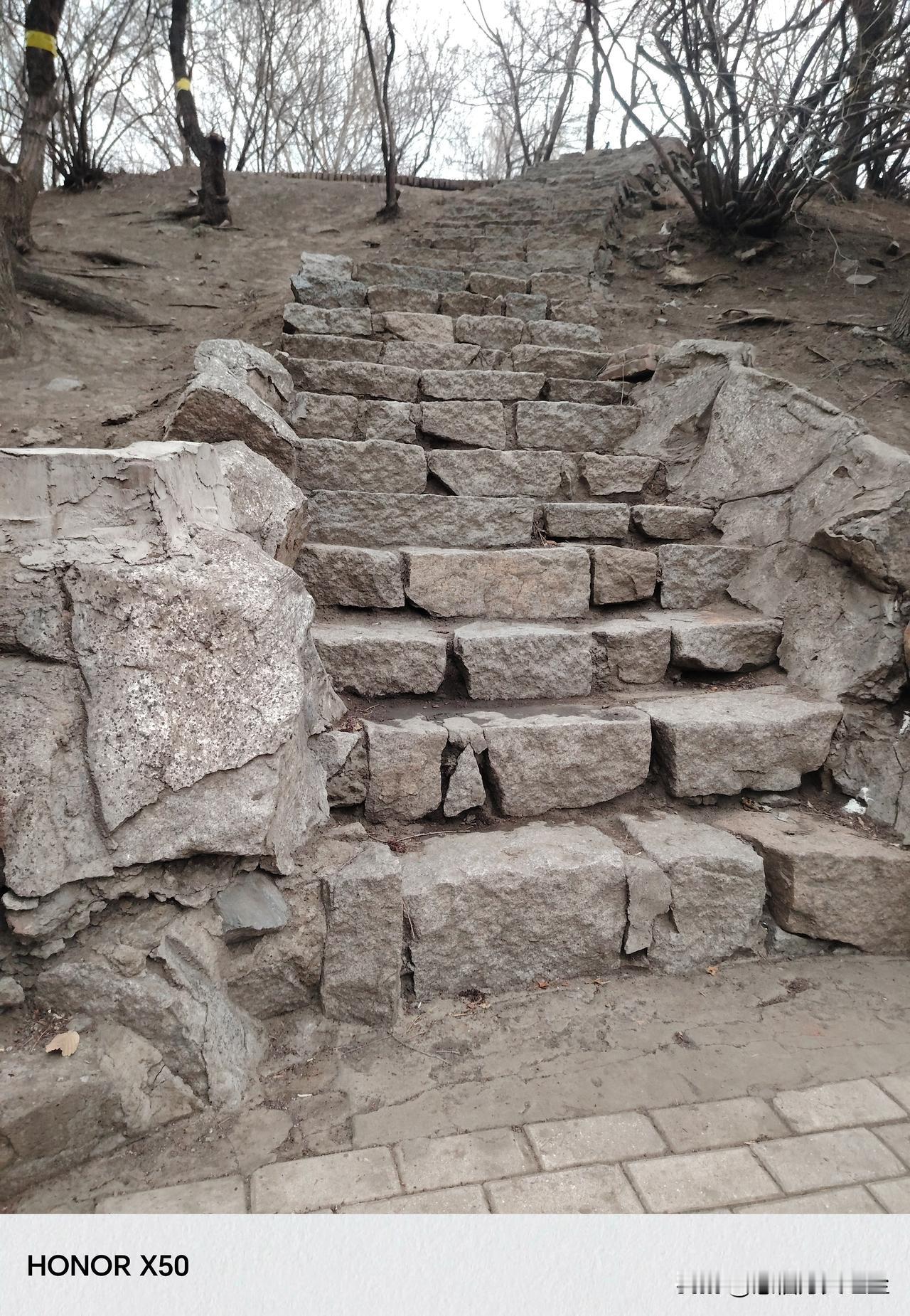 两个道上一座山。却有不同的道路。人生不过如此。我只是一个农民工的确是一个大家闺秀