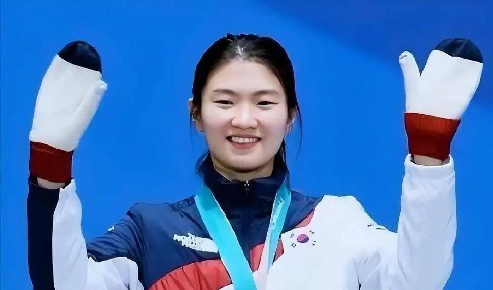韩国短道速滑选手沈锡希未成年时，被主管教练赵宰范伤害近 30 次，她为了报复教练