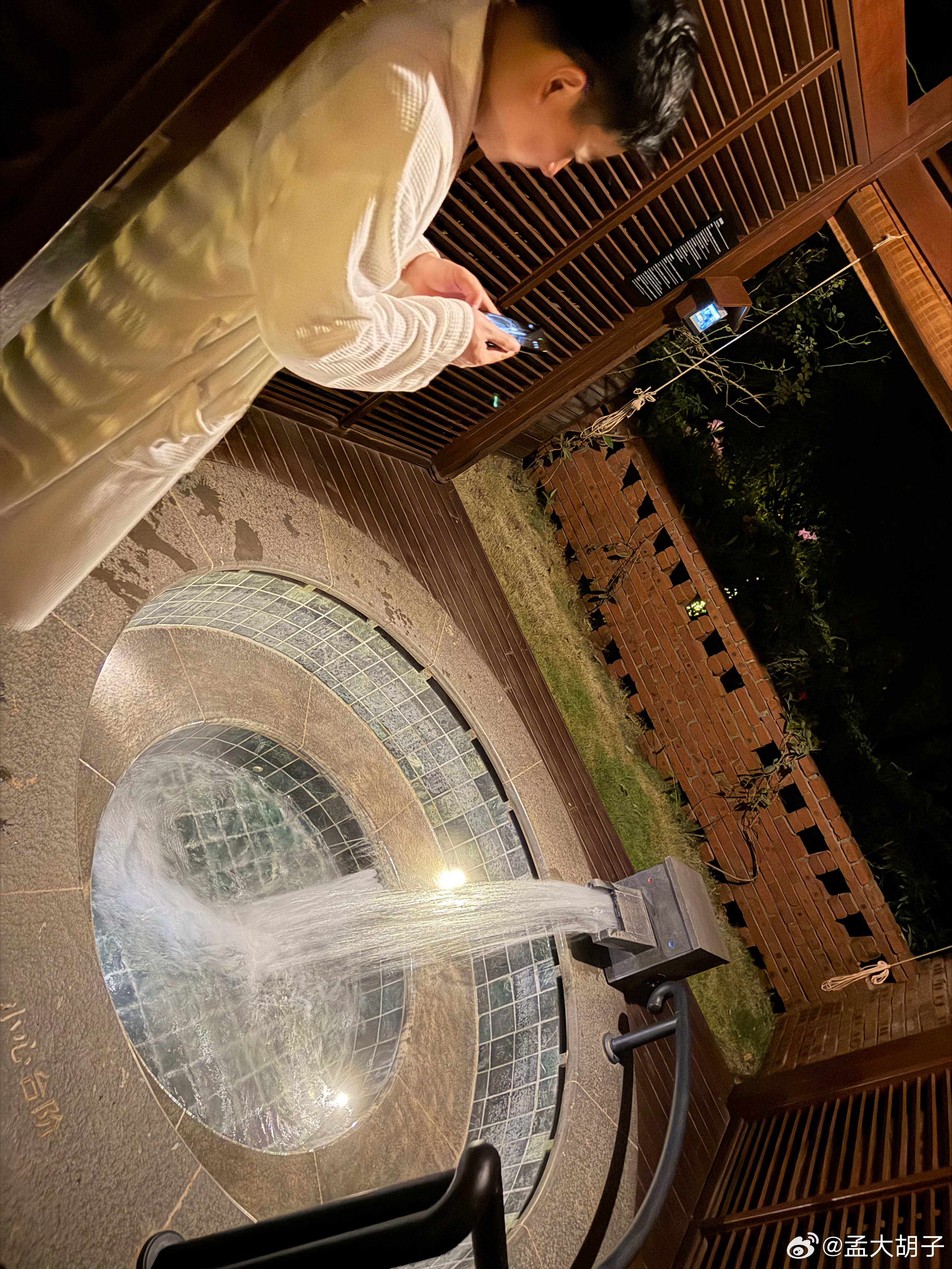 卧槽，这这这，强哥房间没温泉泡池，跑我房间来了[允悲] ​​​