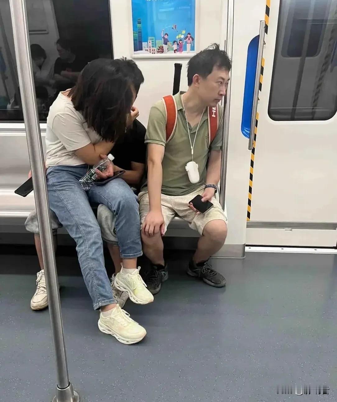光天化日之下，单身男乘客坐卧不安，一副生无可恋的样子。此情此景，过于残忍。
#记