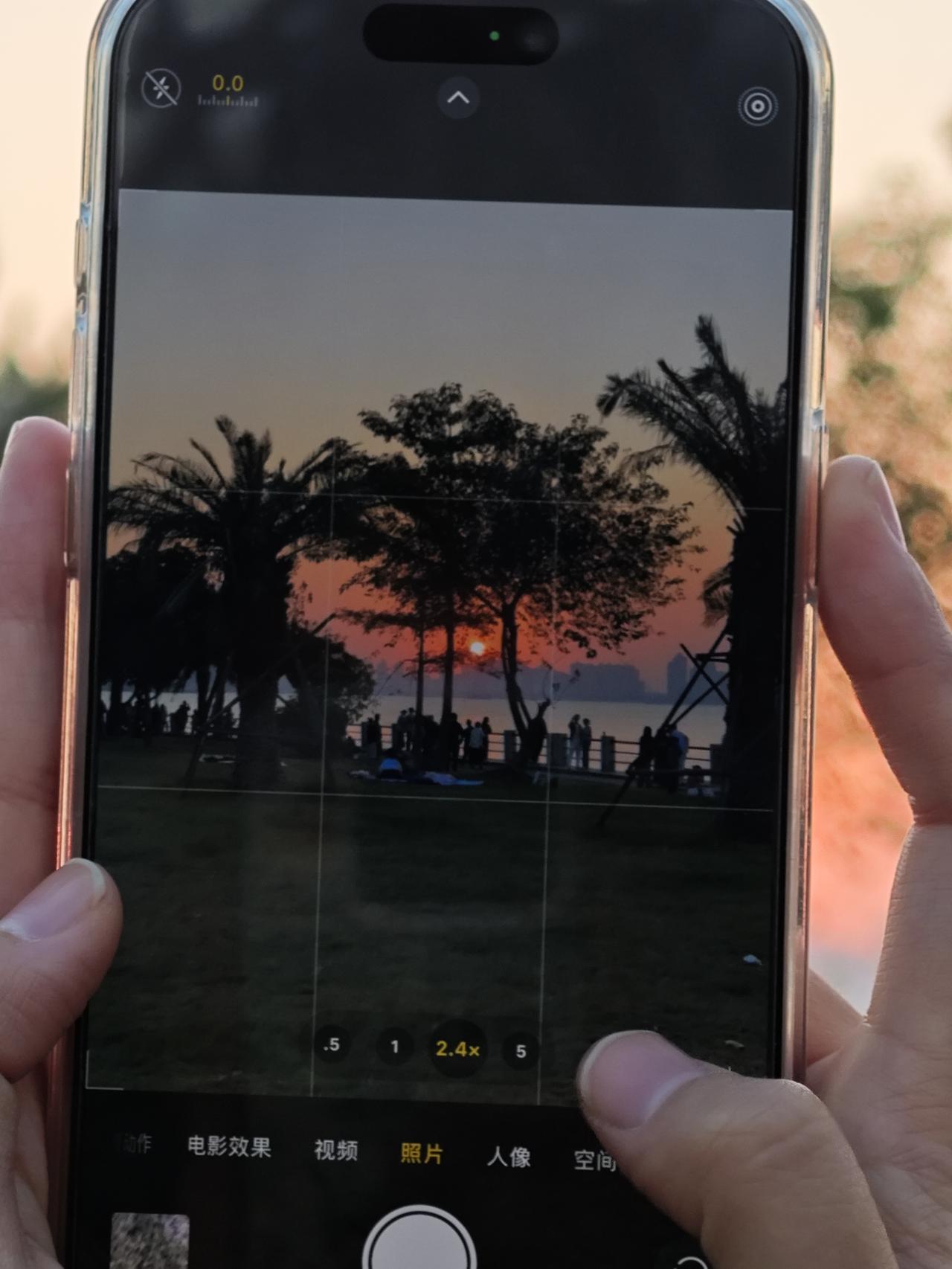 夕阳无限好，真的很绝美，手机拍不下那美景的万分之一，这转瞬即逝的夕阳美景，就像一