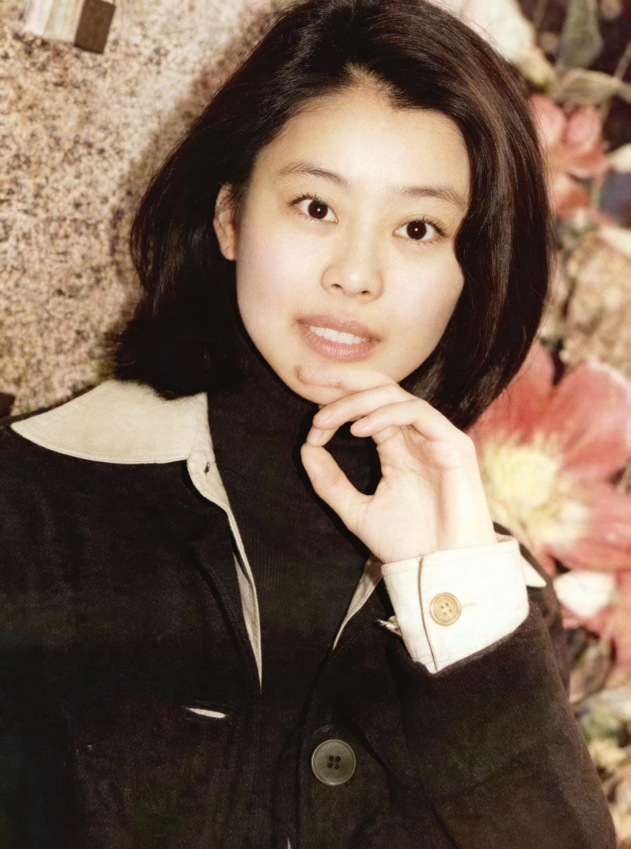 邱庆枫，1980年生于四川绵竹，独生女，家境清贫，1999年斩获当地文科高考状元