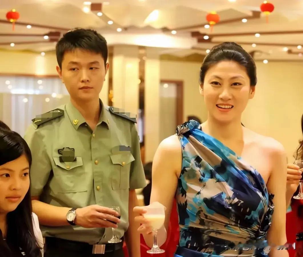 这是前中国女篮主力国手卞兰与前夫顾鹏在体育联谊活动宴会上的一张日常合影，卞兰与前