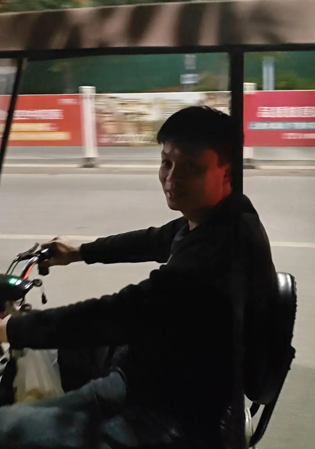 这五年在西双版纳晚上喝完酒，就差不多凌晨一点了。
从东北街走到我们旅居家园得45