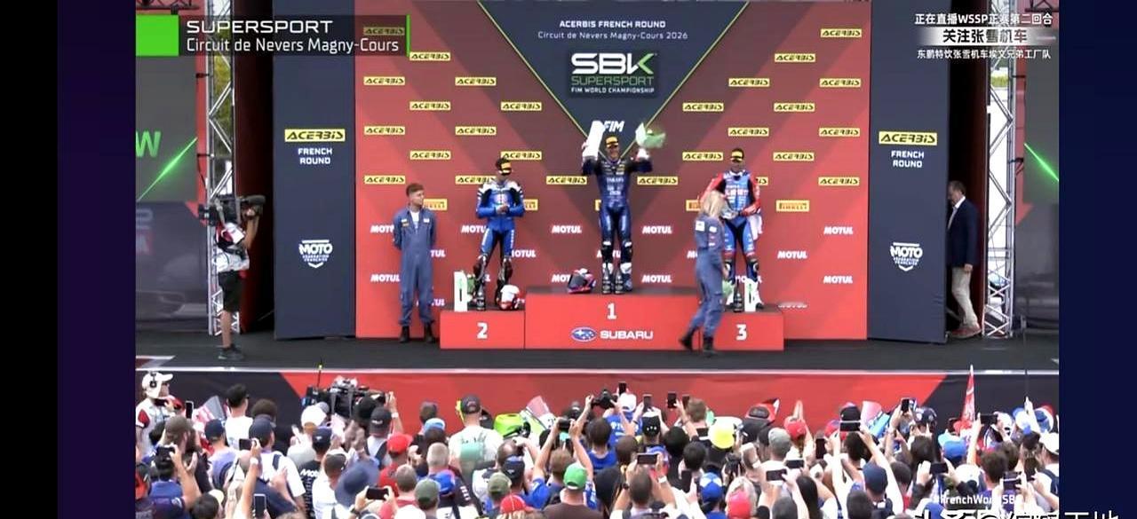 起步就红旗，8圈被压成5圈，一脚把全场刹住，WSBK这局比剧本还拧。
重启时，5