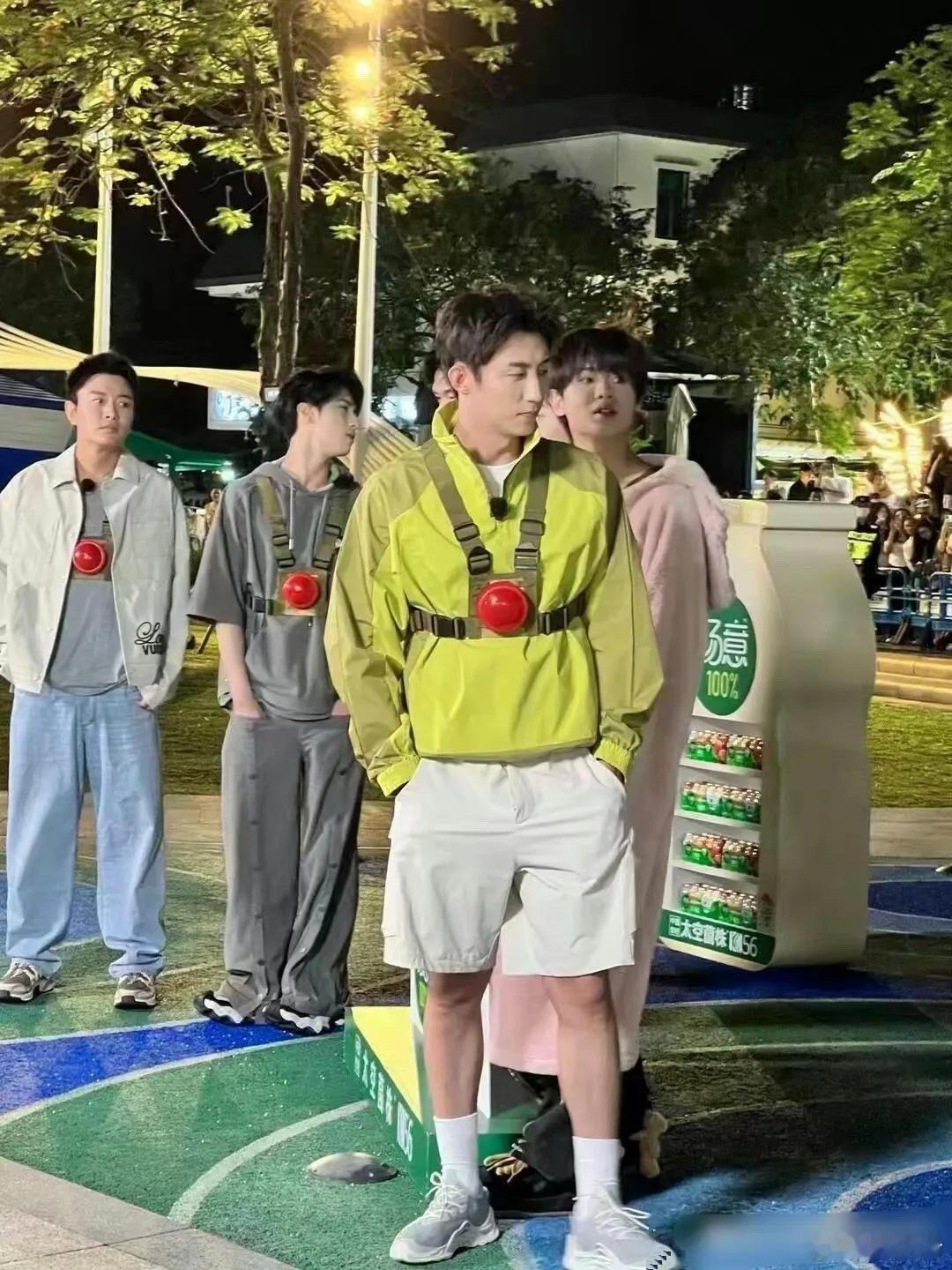 以前以为黄景瑜合影出挑因为个子高，原来颜值更出众 ​​​