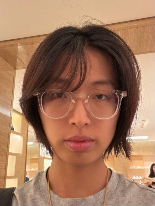 今天剪头发去了……理发师一剪刀给我干回解放前了…………小韩的理发师不是……魔法师