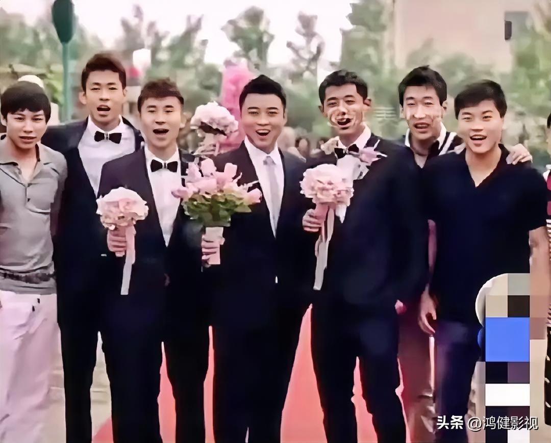 仔细看，这是乒乓球天团大合影，个个都是龙。左边是疏眉朗目的陈琦，右边是气宇不凡郝