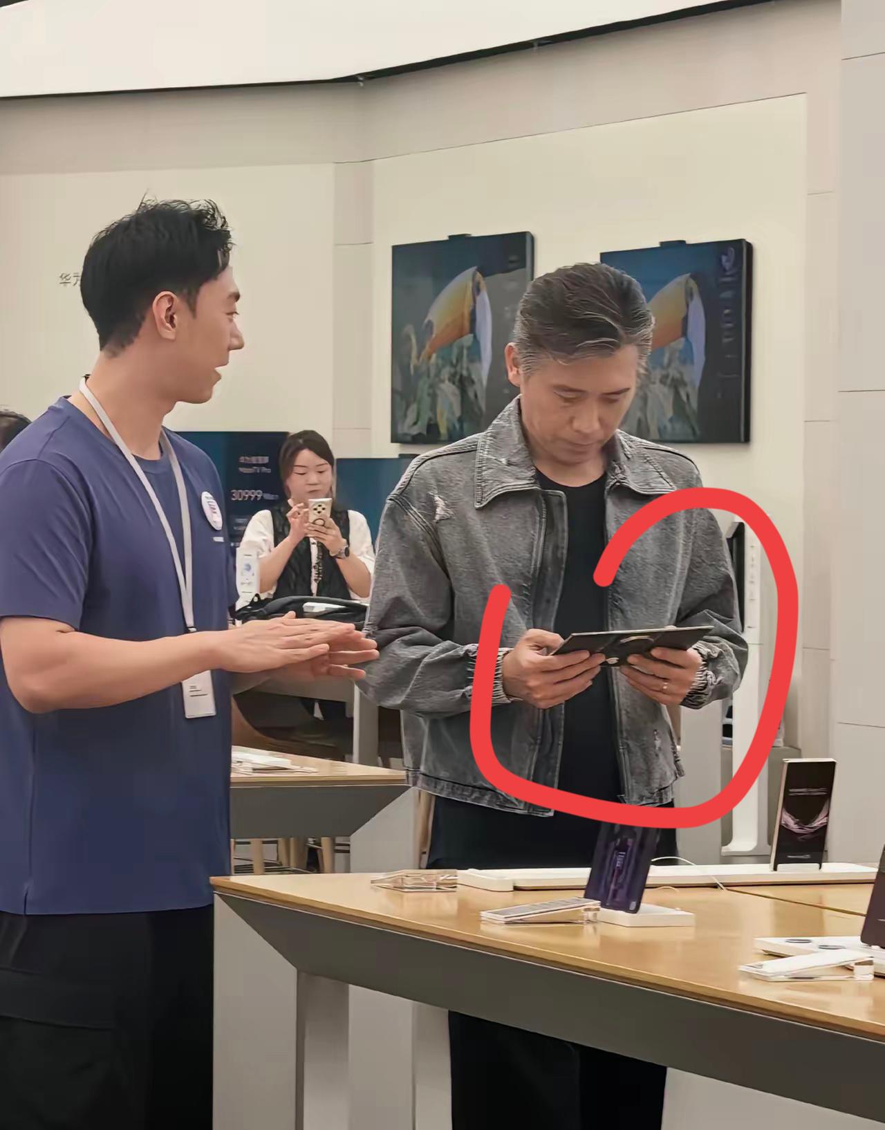 李乃文看的是什么牌子手机，看上去屏幕挺大的