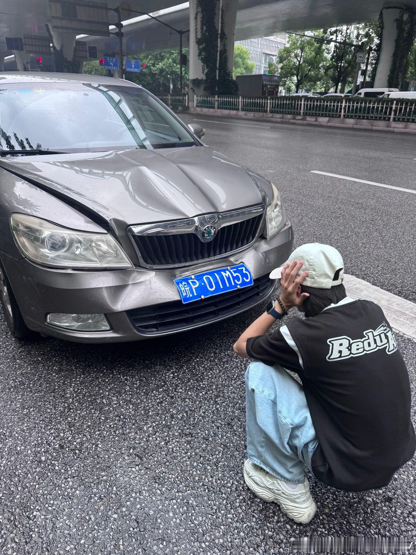 皖P和苏U撞了，搞笑的是皖P斯柯达前脸被撞成了阿斯顿马丁 