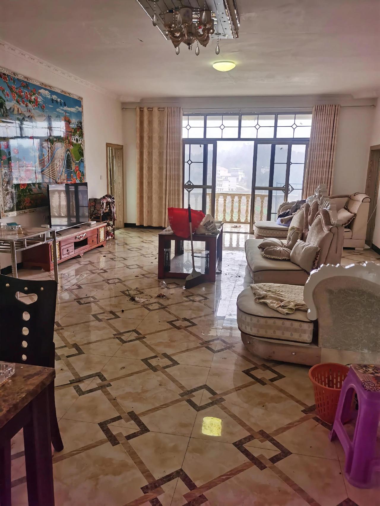 从早上7点开始，清理垃圾，扫地就去了三个多小时了，老家的房子太大了，250个平方