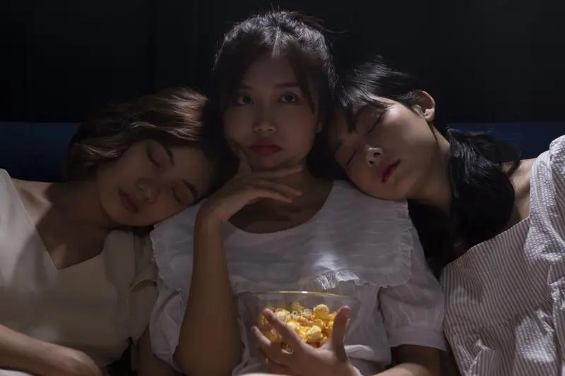 现在短剧太厉害了，开头几秒钟就能抓住你的眼球，开头就是矛盾冲突点，让你不得不连续