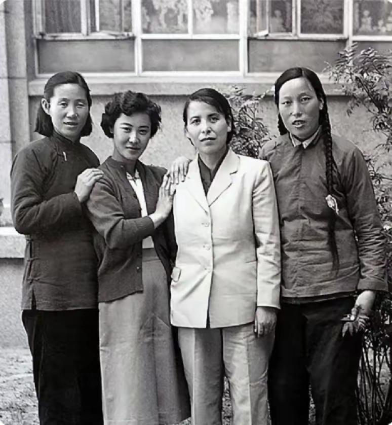 这张老照片，左二是人民艺术家郭兰英。其他三位应该也是妇女界的杰出代表。有人知道她