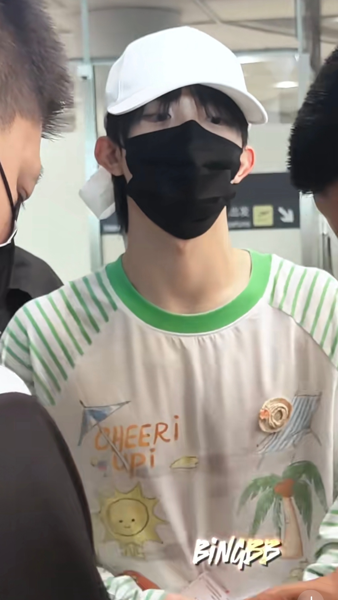 妹子你卧蚕又在发光 