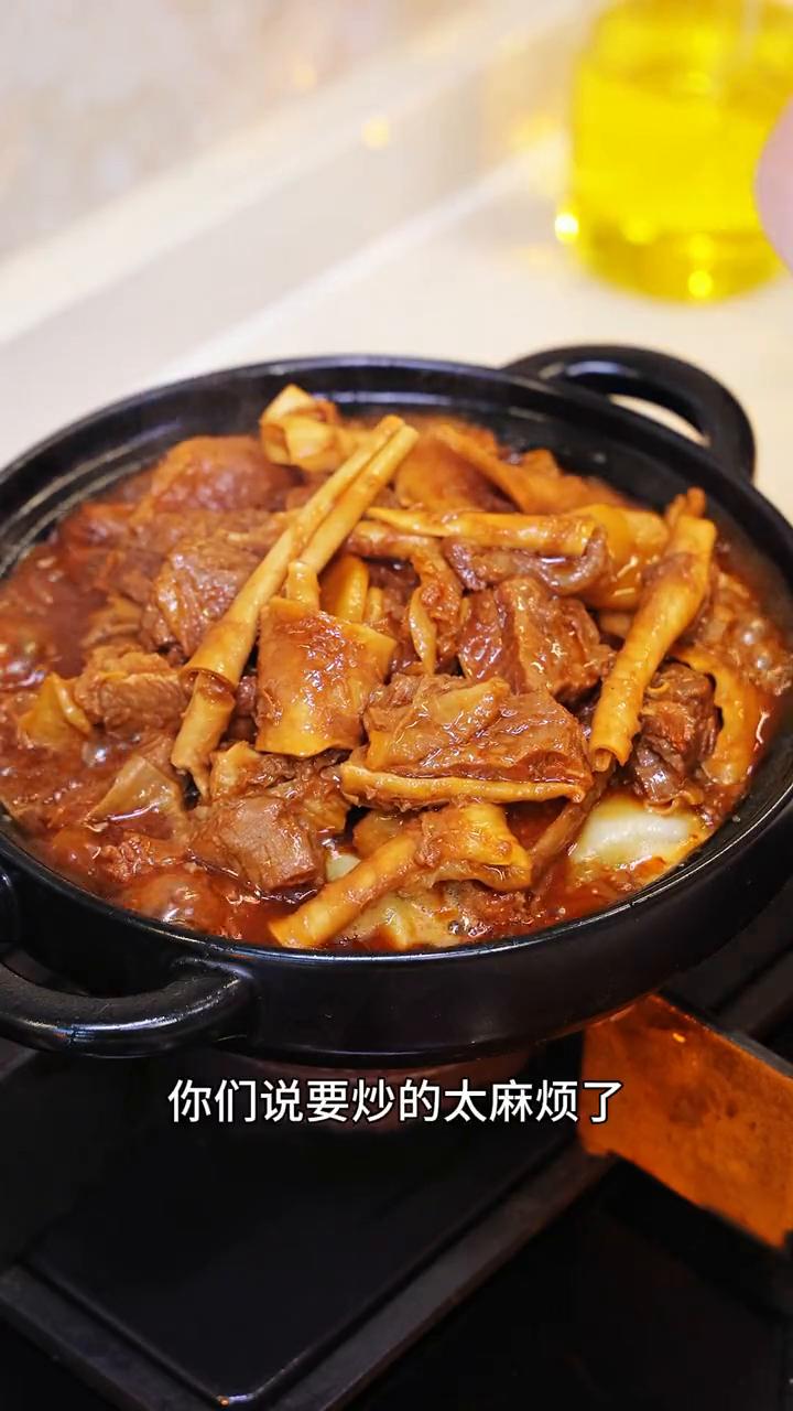 上次的牛腩你们说要炒的太麻烦了，今天来个简单的煮一煮就好的广式口味牛腩，吃起来酱