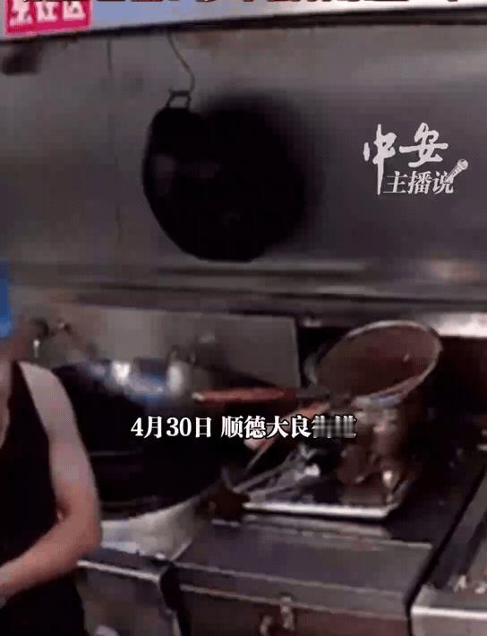等了快半小时，菜还没上。广东佛山，一位顾客去后厨催促菜，不看不知道，一看胃直抽—