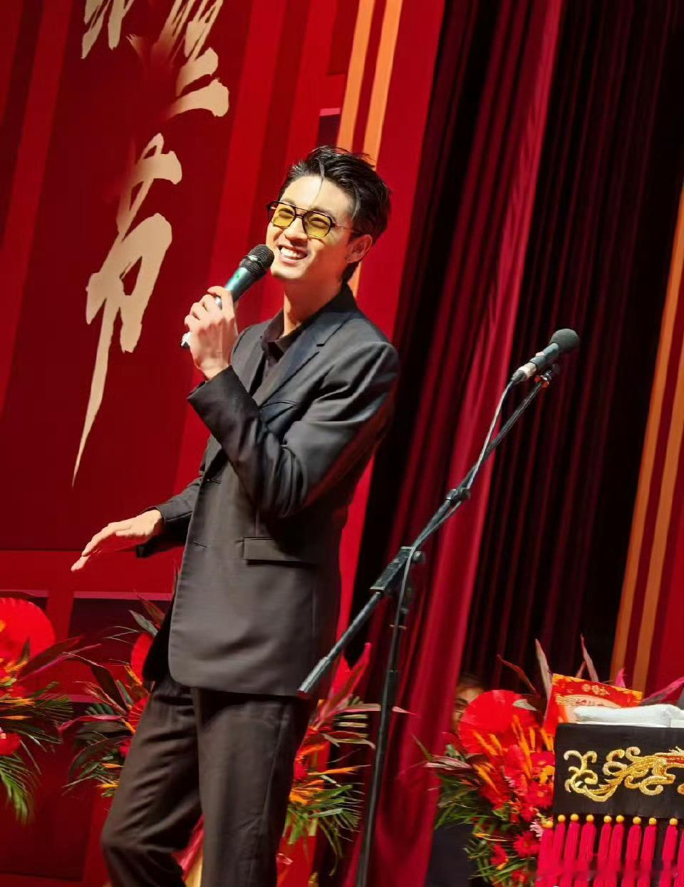 秦霄贤纲丝节主持 销声匿迹了这么久，我以为是塌了呢！ 