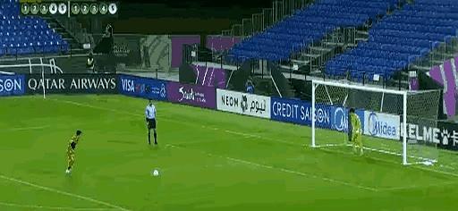 韩国教练死死盯着他，眼睛都快冒绿光了。
 
这人不是别人，正是国足04年的小门将