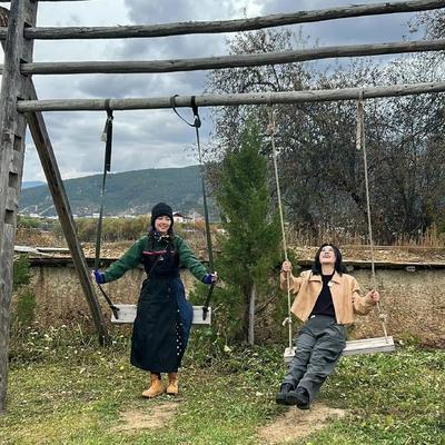 郭碧婷和尚雯婕两个内向的女生一起录综艺能擦出火花吗？
难道这个时候不是应该拉上性