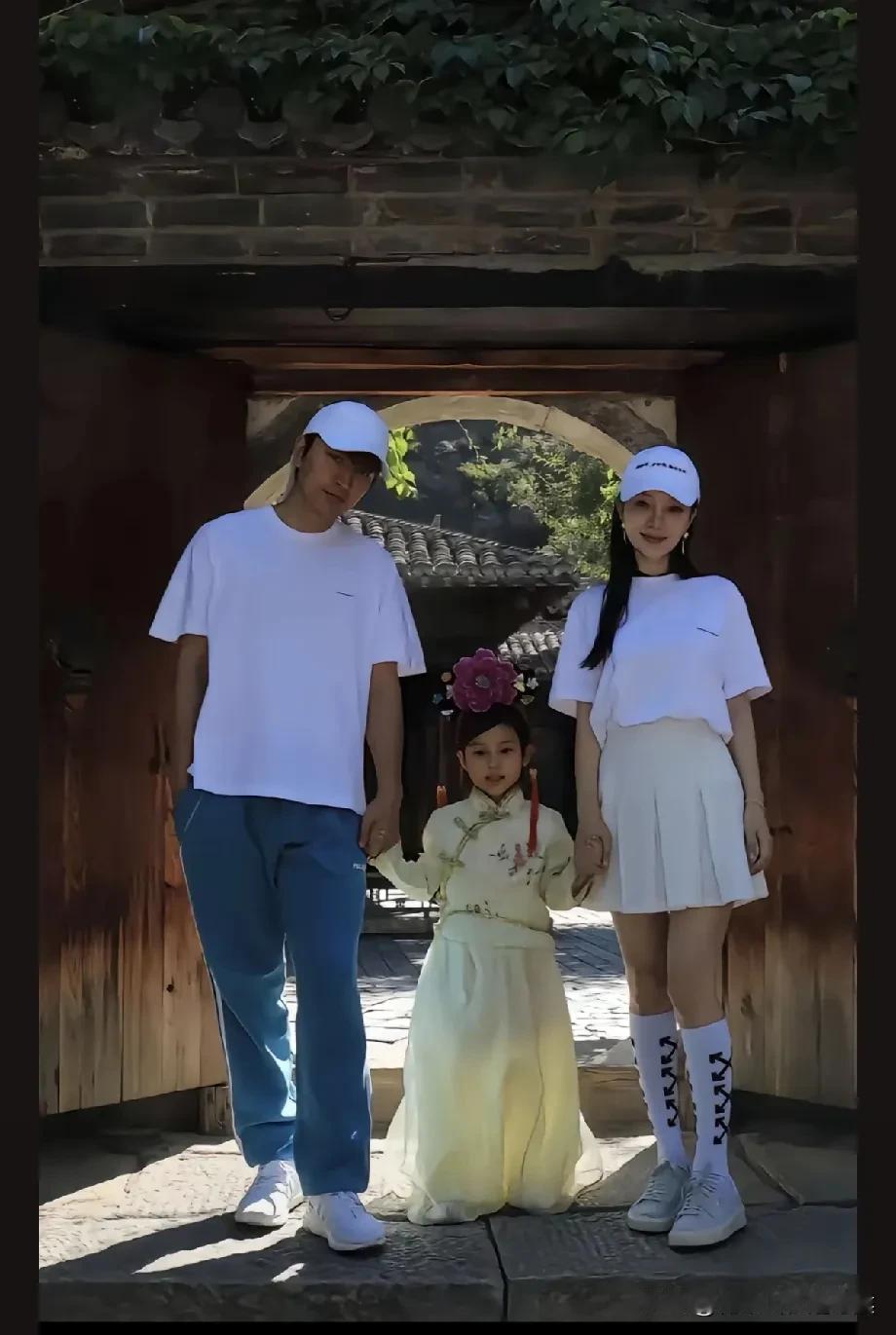 甜馨晒旧照并回应是否希望父母复合！
 
6 月 9 日，贾乃亮、李小璐女儿甜馨在