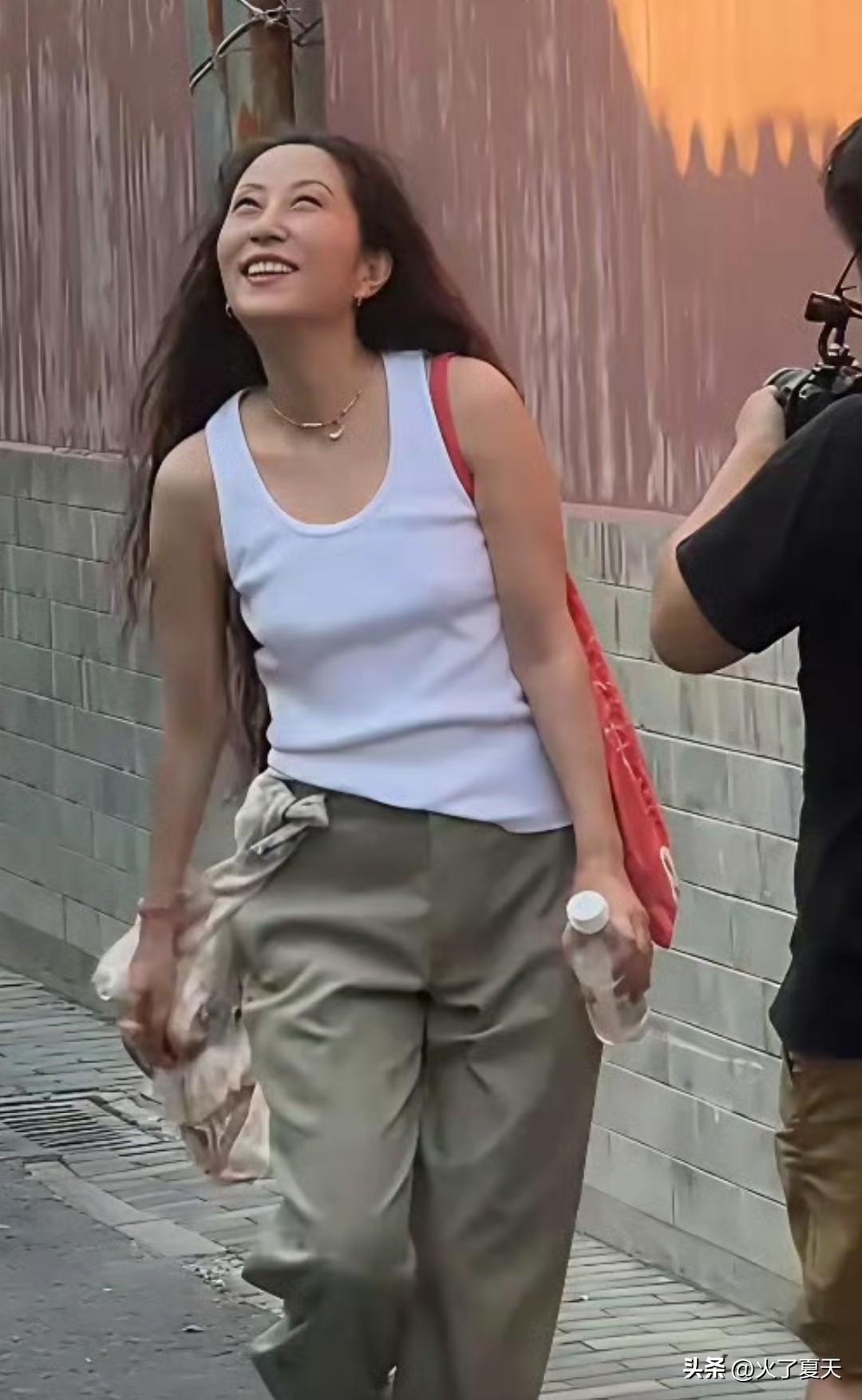 这位是李亚鹏的前妻王菲的前夫窦唯的初恋，姜昕长得挺纯欲风的。 ​