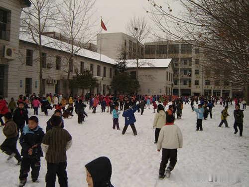 今天学到的金句岁月不饶人，曾经的那份青春已经逝去，只留下回忆的残片。