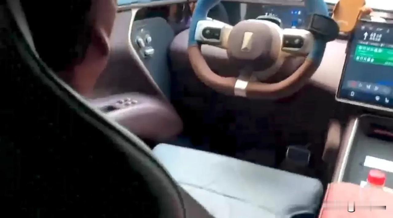 这个是网上吹的小视频看多了吧？真当华为智驾是L4级水平了？

直接坐后排，让车自