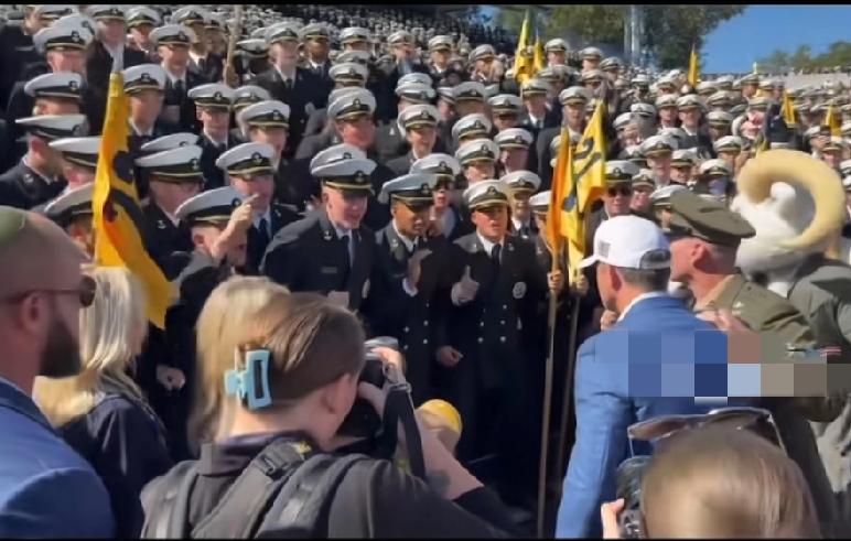 比赛前，美国战争部长赫格塞斯给海军学院士兵打气， 海军决定国家命运，哇哦，士气高