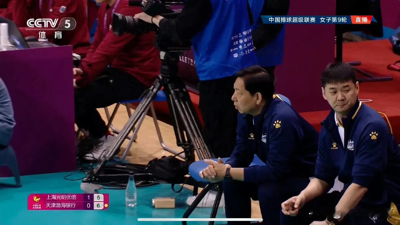 央视直播还是挺会找镜头的，扑捉到王宝泉教练坐在场边，王宝泉教练也是万分焦急啊，暂