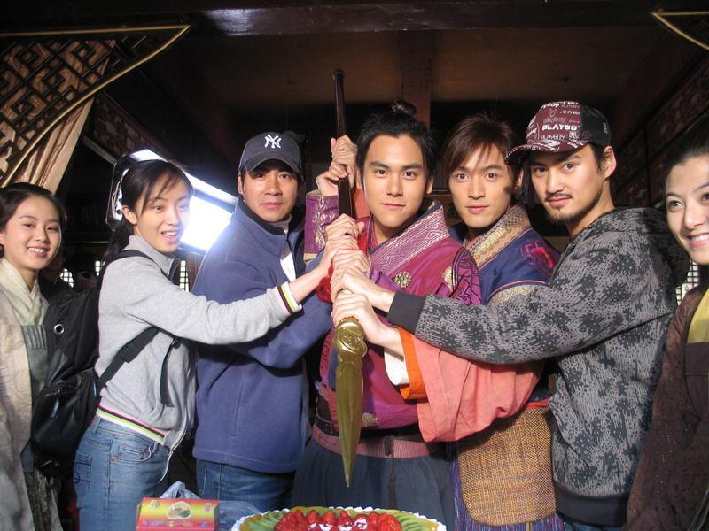 2006年，袁弘晒在剧组为彭于晏庆24岁生日的合影。

当时，胡歌、袁弘、彭于晏