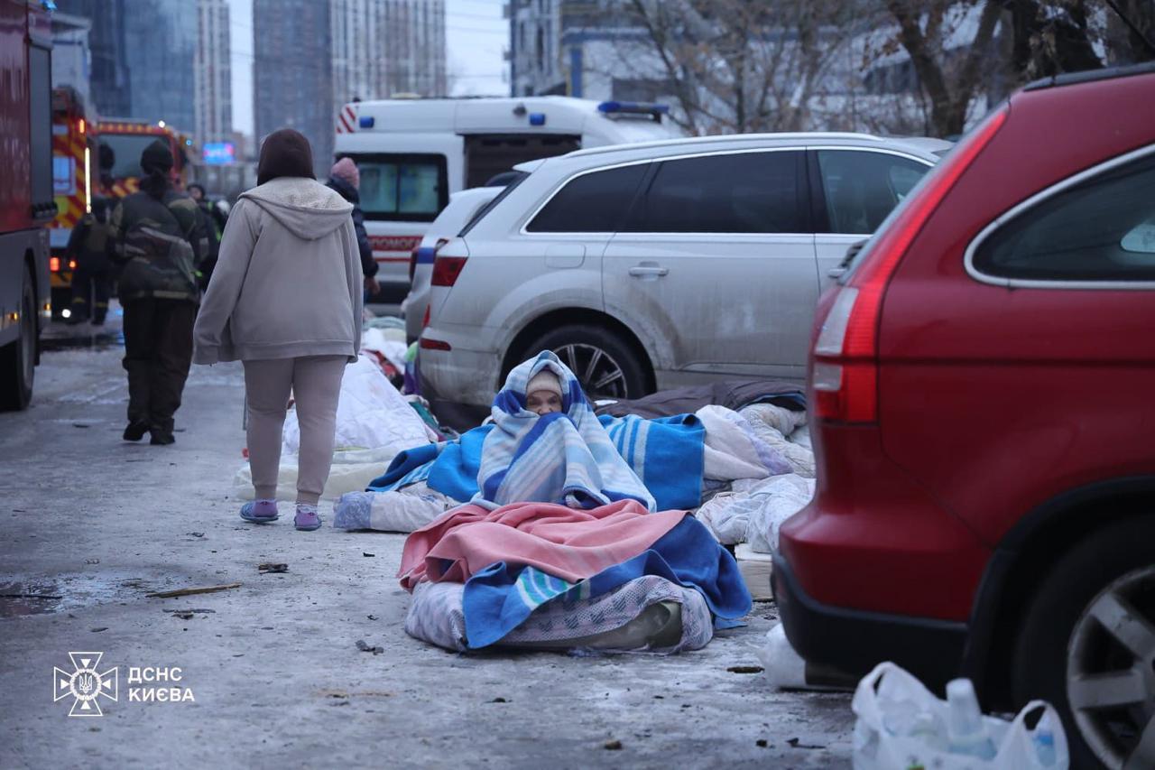 你敢信吗？零下的基辅，一夜之间就没了电、断了暖！
 
俄军空袭乌克兰首都，专盯着