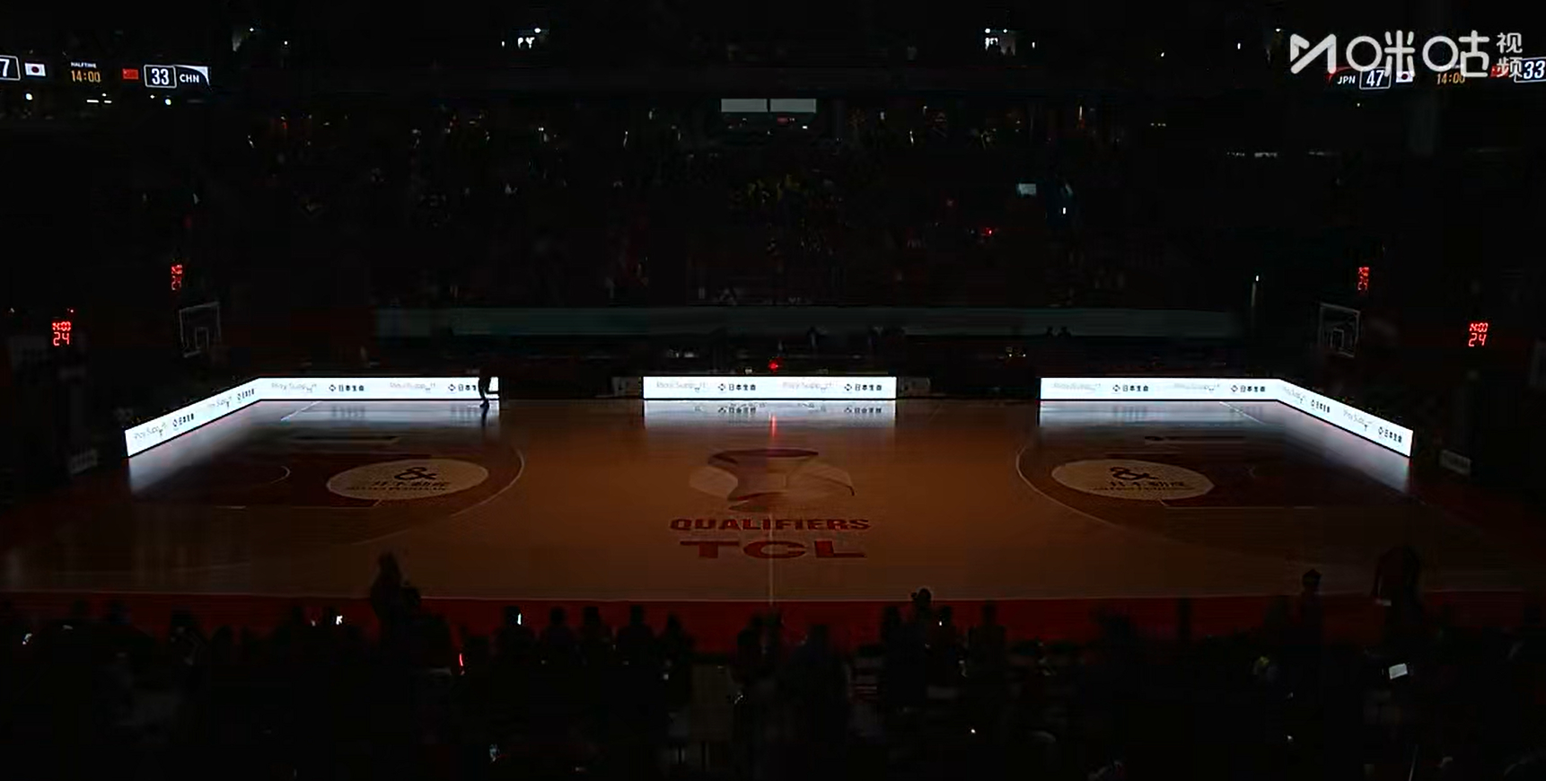 中国男篮vs日本男篮 中国男篮33-47落后，上半场球员也陷入犯规麻烦，这下半场