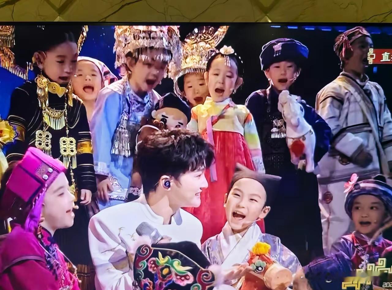 盯着春晚的大合影看了好几遍，心里头那个憋屈劲儿终于散了点。

大家伙儿死磕了这么