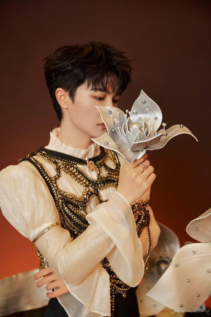 周深写的字看着就嗓门大 刷到周深写的字，直接笑出声！明明是安静的文字，却透着股大