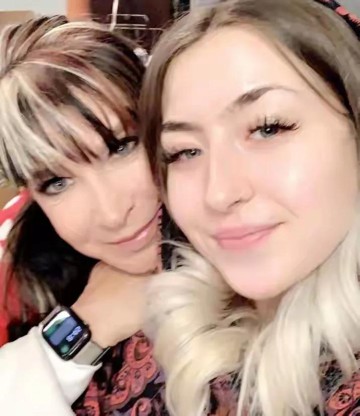 港片动作演员罗芙洛与女儿合影，女儿长得很漂亮，可惜没继承妈妈的“打女”事业！
练