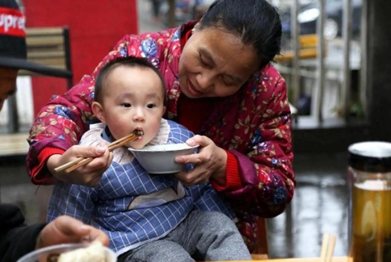 孩子跟谁睡是个大问题，别让“偷懒享福”害了孩子

近日，在旁听到几位新手父母在讨