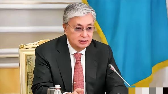 哈萨克斯坦总统当众 “拆台”，一句话点破真相，在一众国家代表面前，哈萨克斯坦总统