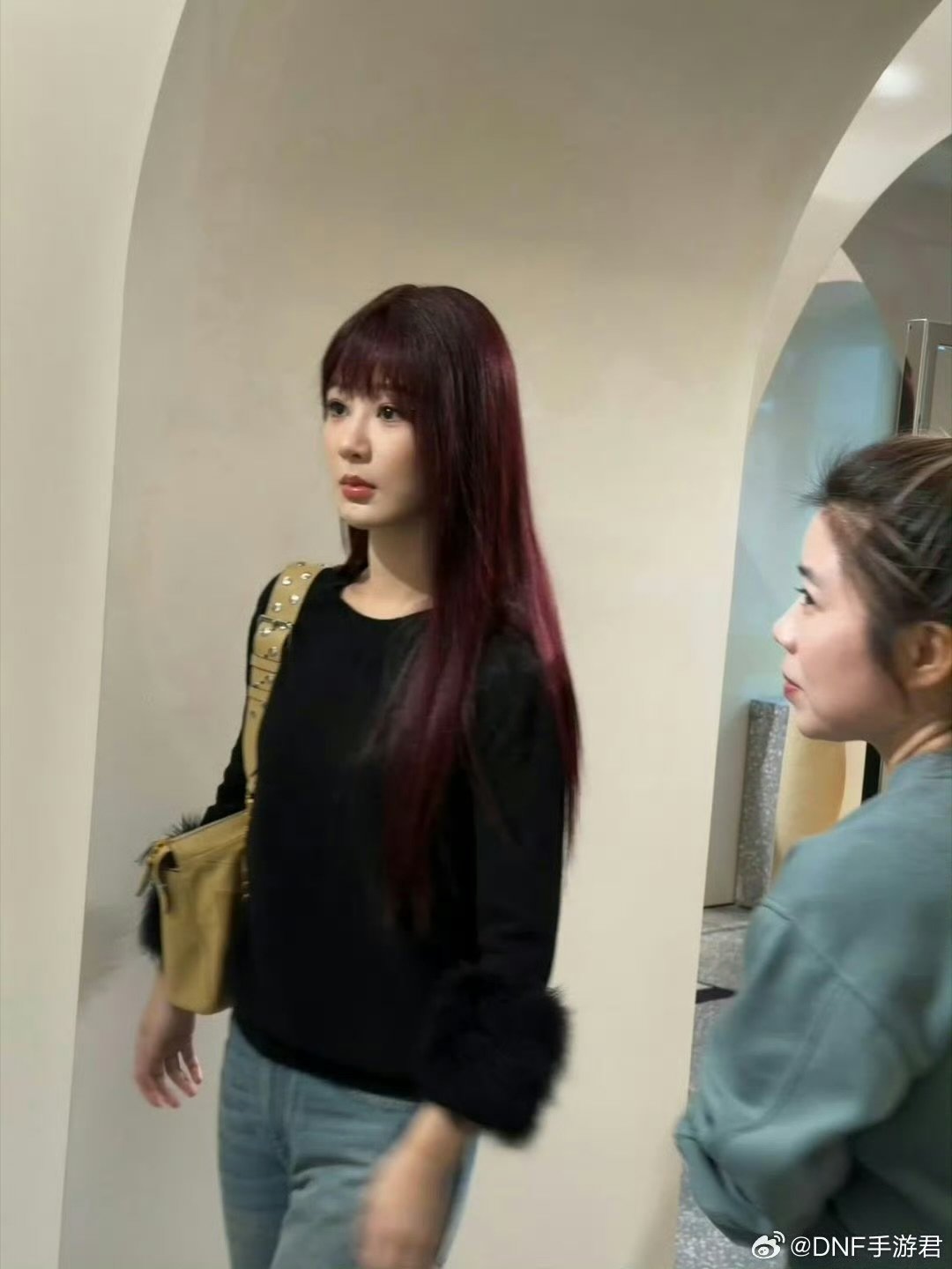 杨紫有点想休息休息杨紫再染的话想要紫色和天蓝色 杨紫 