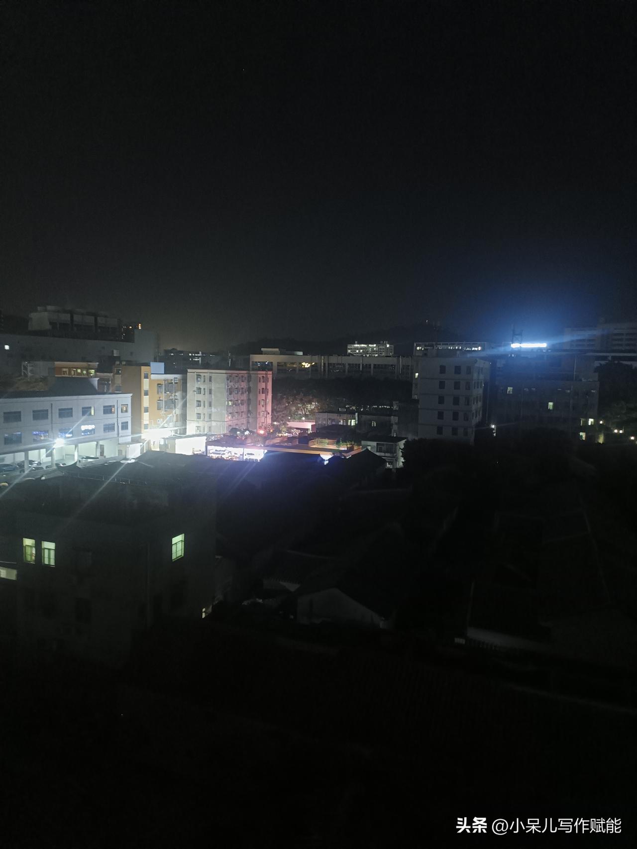 人生就像这夜晚的城市，亮的地方有热闹，暗的地方有故事。别总盯着别人的灯火羡慕，你