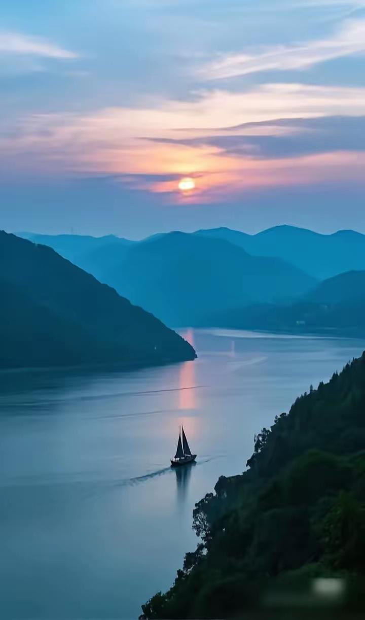 上联：孤帆远影天边月
下联：不尽长江滚滚来