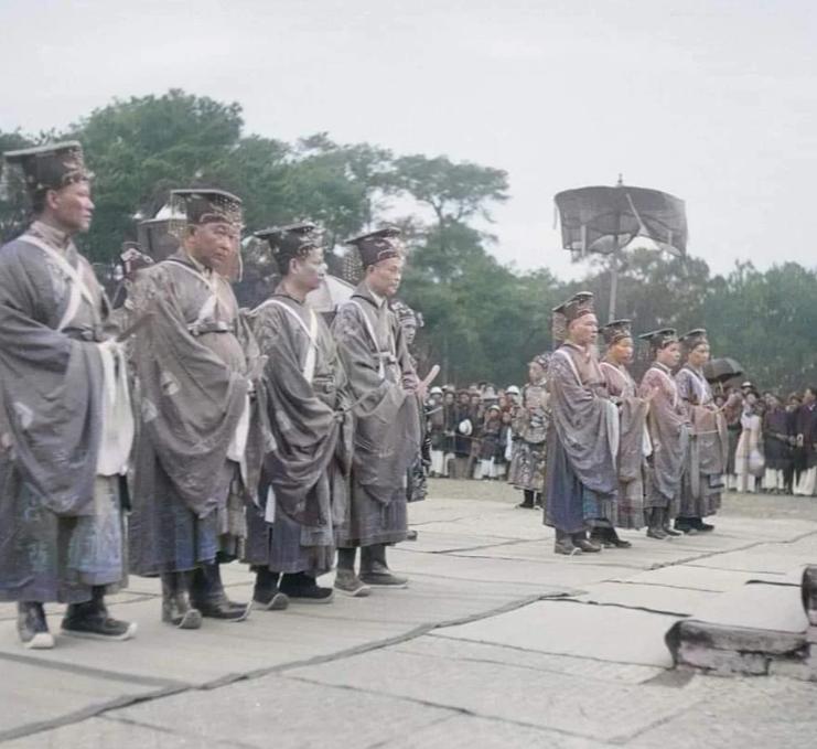 这是越南阮氏王朝祭天仪式的一组老照片，拍摄于1942年。

越南阮氏王朝的国祚也