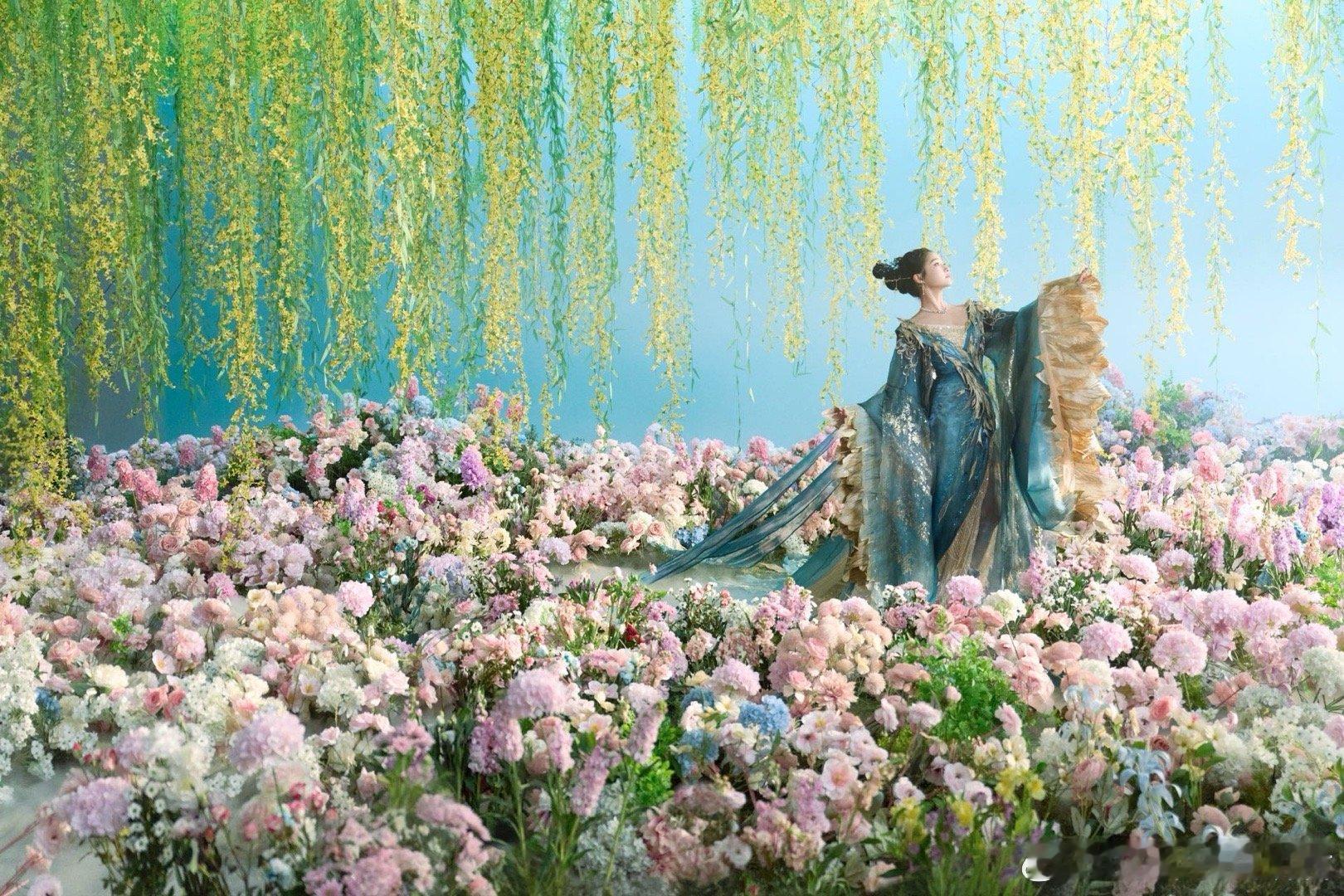 关晓彤青绿国风扮相 关晓彤这套青绿国风造型也太仙了吧！颜色温润如玉，气质清冷出尘