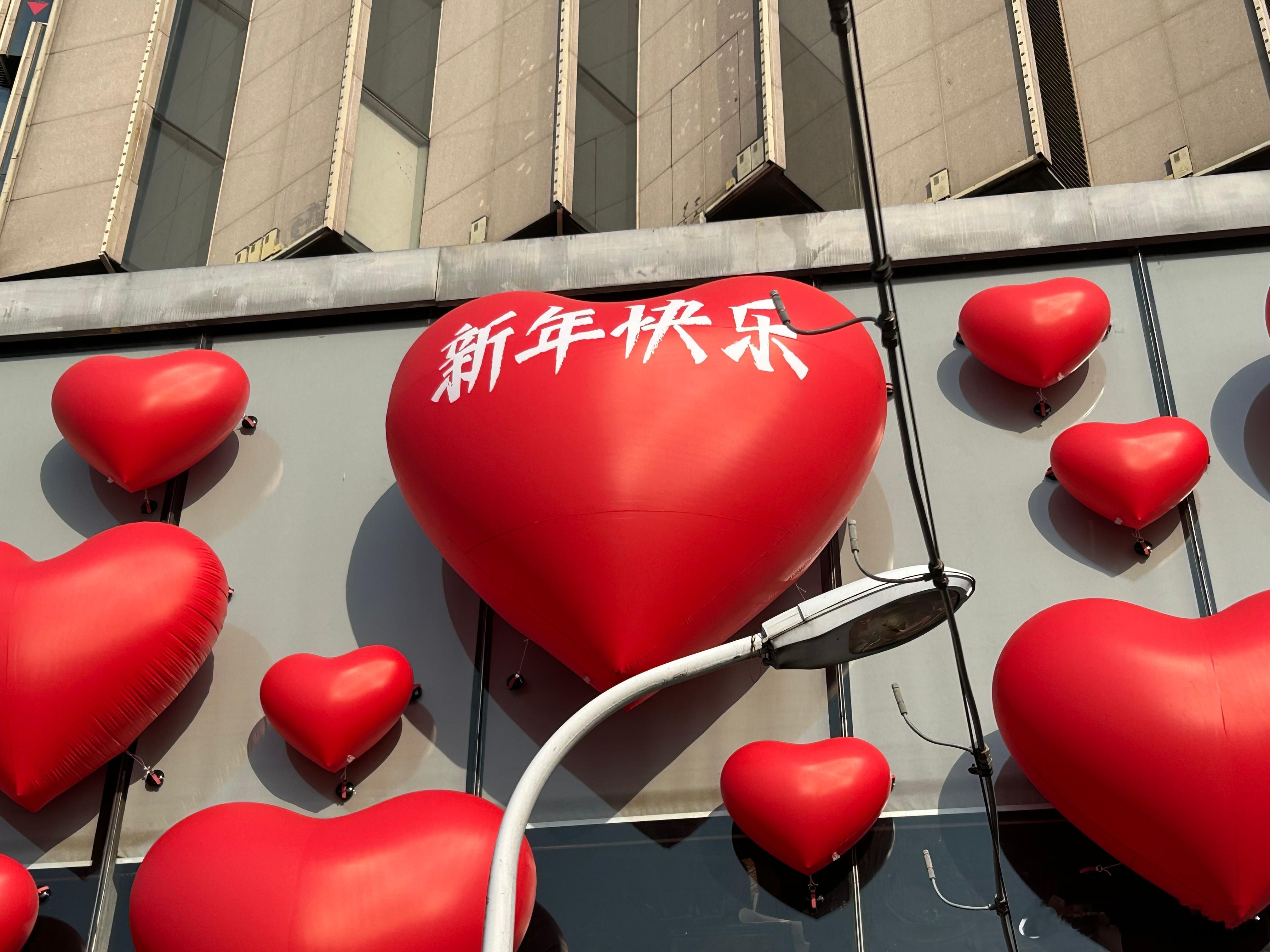 被长沙跨年暖到了 长沙文和友的跨年氛围感直接拉满！门口的巨型暖水壶堪称神来之笔，