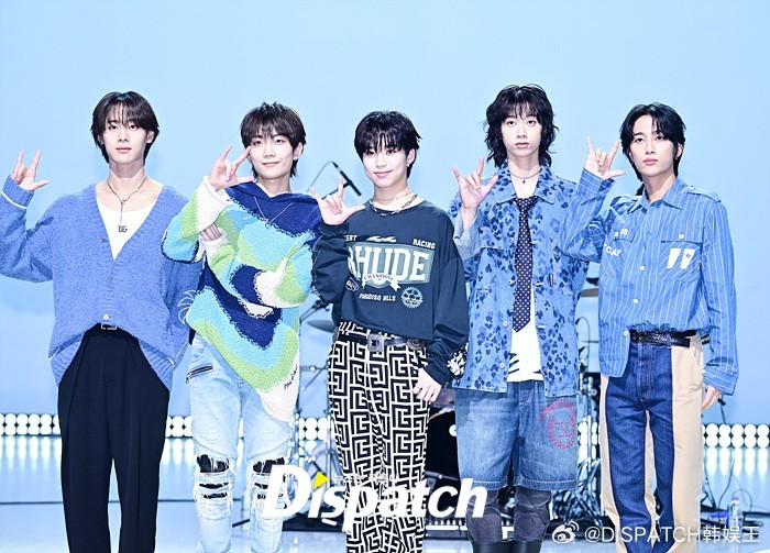 13日，HiFiUnicorn[超话] 携新单曲辑《Teenage Blue》(