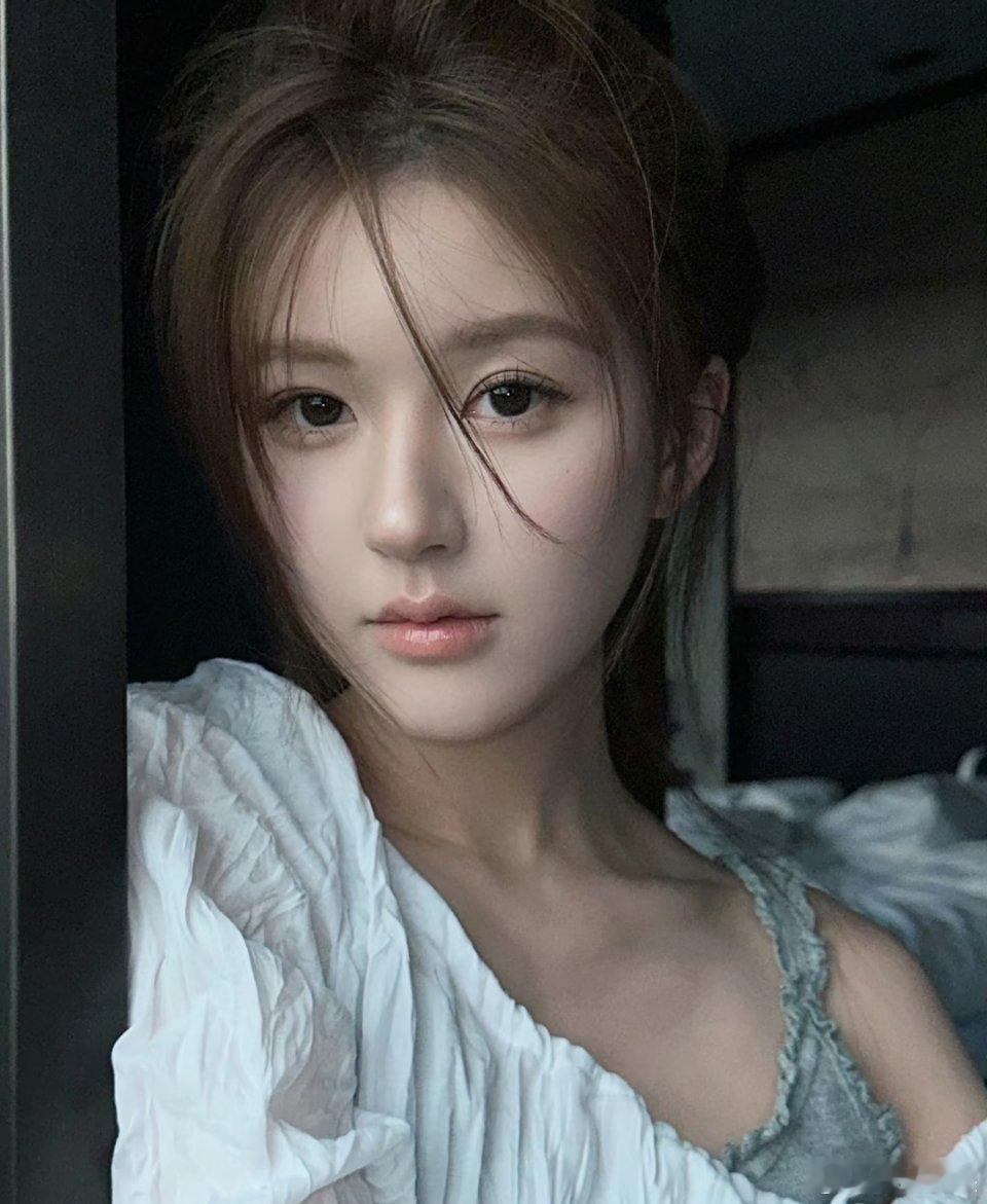 赵露思[超话]  露思在镜头前一直血气十足 阳光向上的样子，谁知道她背后为了瘦下