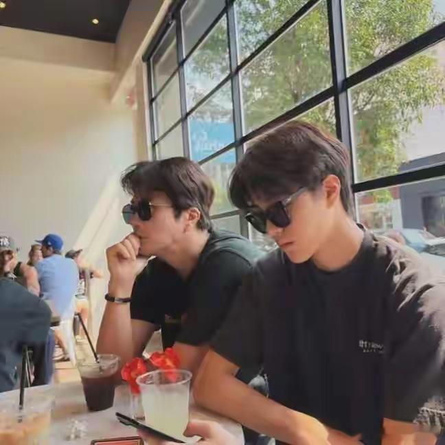 权相佑182cm的儿子曝光，身形复刻父亲，走在街上被路人主动搭讪 