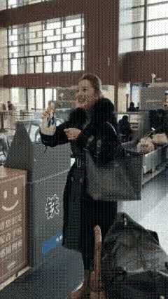 现实版人在囧途王宝强分强，女子爱酒之情深呀对酒无隐喝酒行 女酒局 敬女士一杯酒 