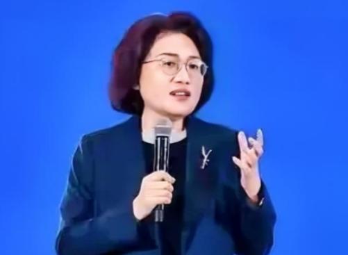 何庭波女士可能怎么也没想到！她信心满满地发布了震惊全球的 "韬（τ）定律"，本以
